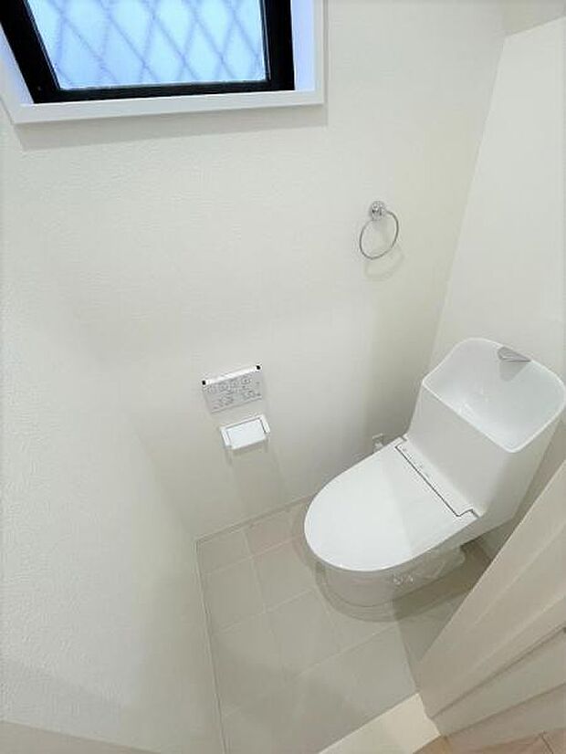 【リフォーム済】トイレは新品の温水洗浄機能付きに交換しました。天井・壁はクロスを張り替え、床には水に強くお手入れしやすいクッションフロアを貼りました。毎日のお掃除もラクラクですよ。