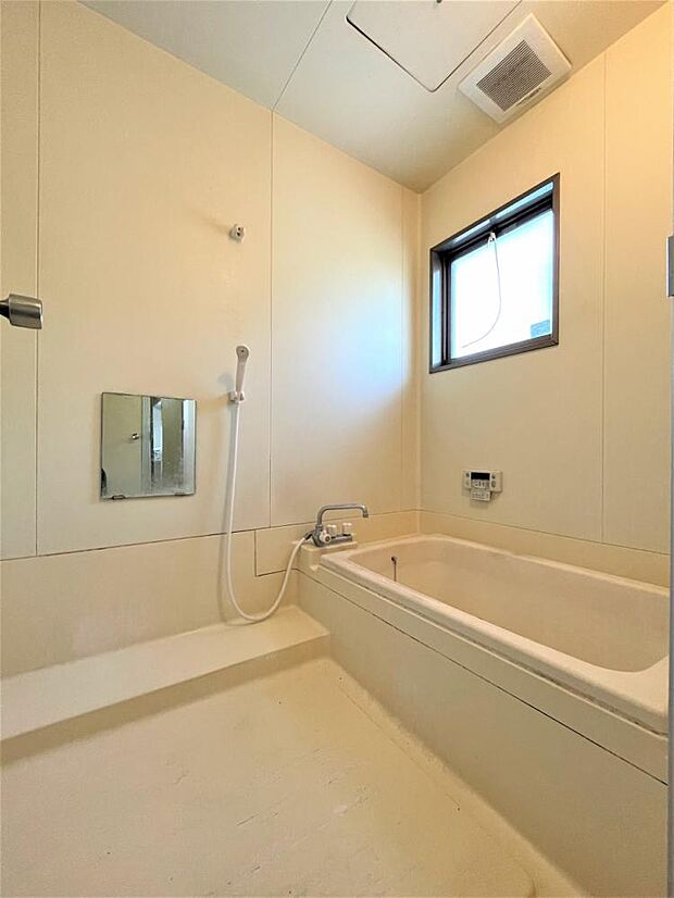【現況】浴室の写真です。1日の疲れをゆっくり癒すことができます。窓を開ければ浴室内の換気も出来ますよ。