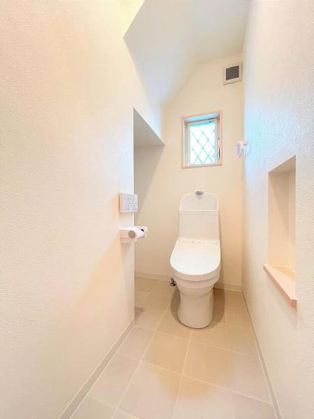 【リフォーム済】トイレは新品の温水洗浄機能付きに交換しました。天井・壁はクロスを張り替え、床には水に強くお手入れしやすいクッションフロアを貼りました。毎日のお掃除もラクラクですよ。