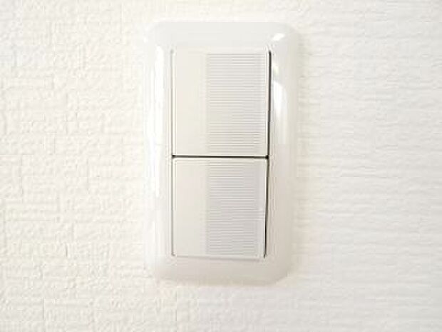 【同仕様写真】住宅のすべての照明スイッチはワイドタイプに交換します。スイッチ部分が広いので、小さいお子様やご年配の方でも押しやすいデザインです。