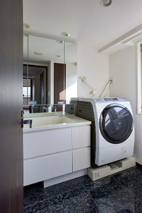 【洗面室】身支度に便利な3面鏡の独立洗面台。ドラム式洗濯乾燥機がついています。