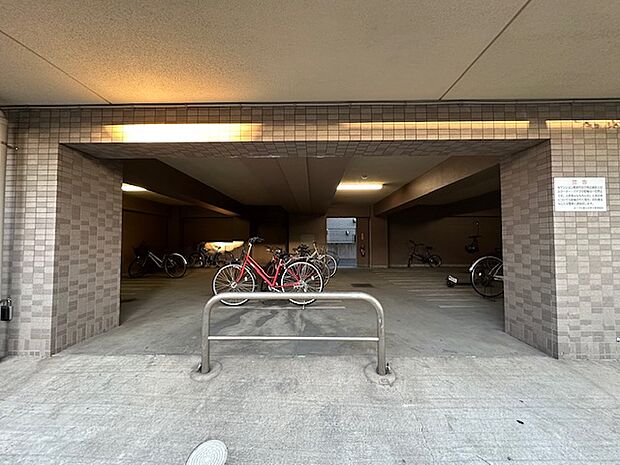 スペースにゆとりがある屋根付き駐輪場
