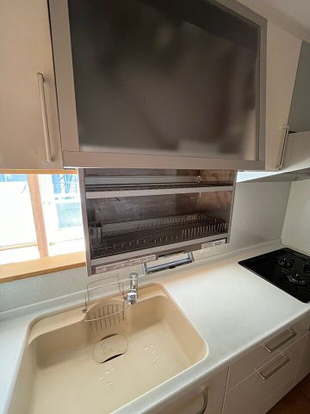 シンクの上部には食器乾燥機が！スペースをうまく活用しています♪