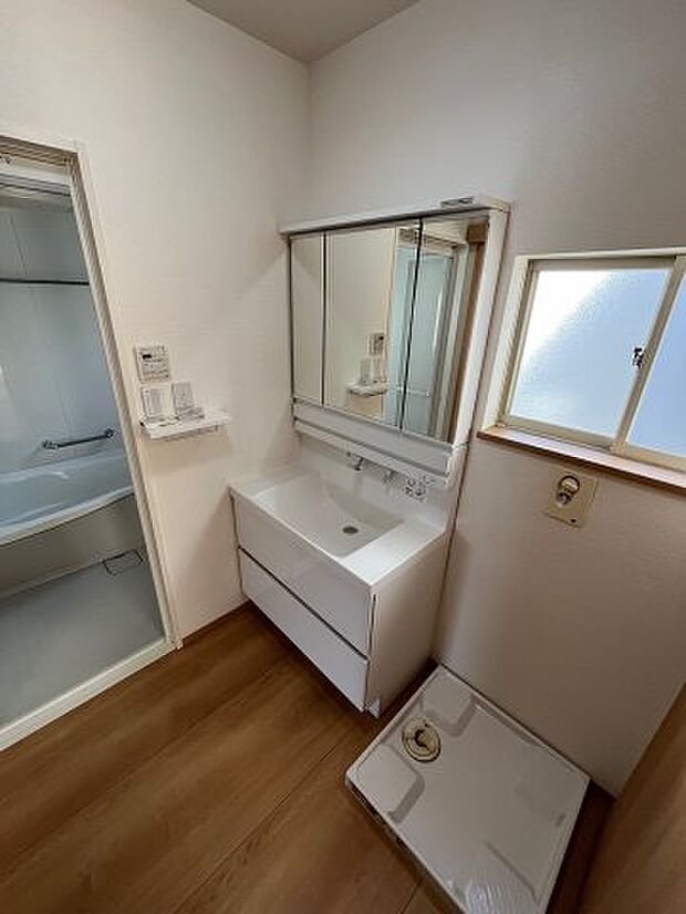 3面鏡の独立洗面台と洗濯機置場♪こちらも換気用の小窓がついています♪
