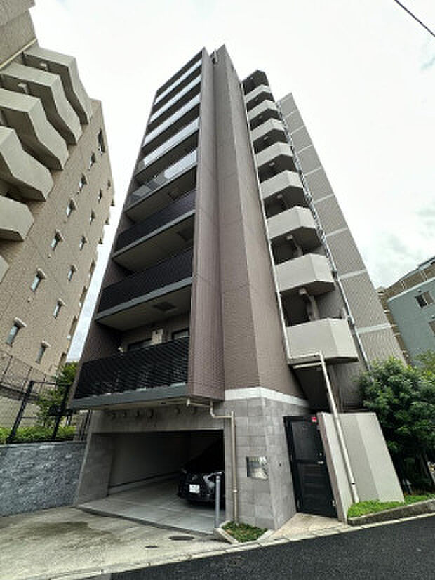 北側が目黒通りに面したRC造9階建てのマンション。