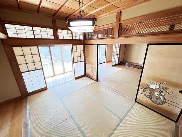和室は2部屋が続き間で、空間が広がります。