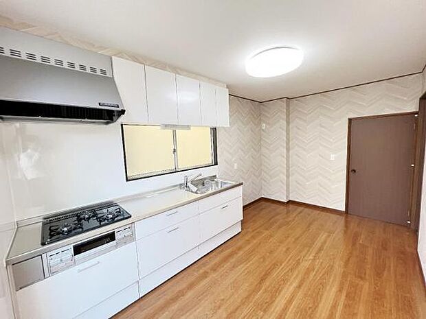 スペースが有効的に使える壁付けタイプのキッチンです。