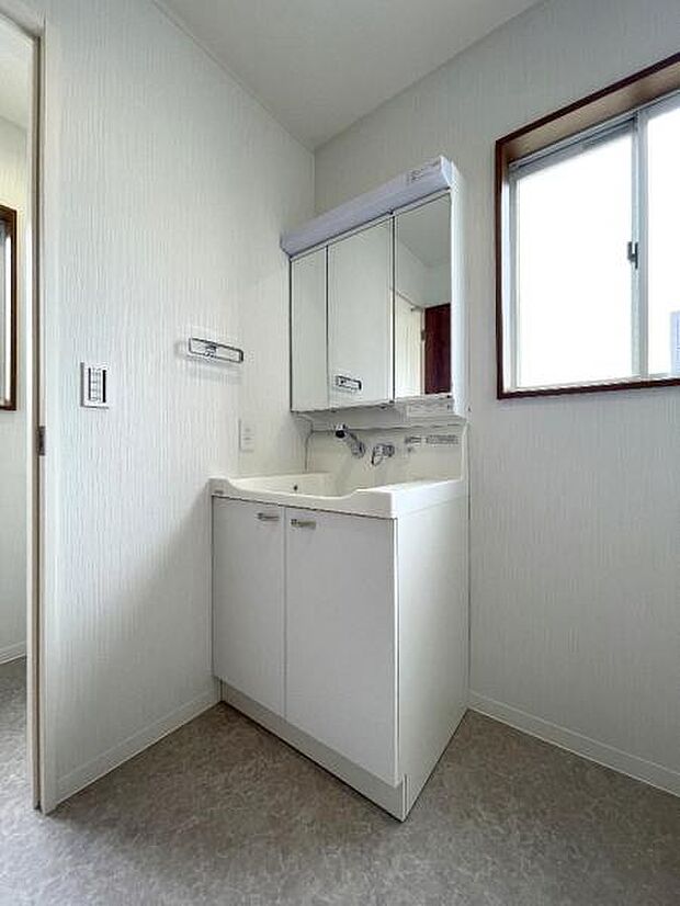 1Fシャワー付き洗面化粧台です。手軽にシャンプーができ、お掃除もしやすいですね。