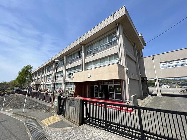 横須賀市立富士見小学校まで約220m（徒歩3分）