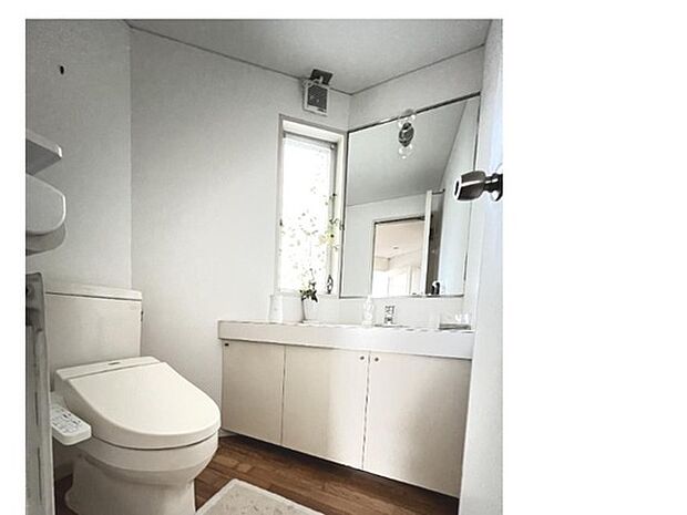 白で統一された清潔感のあるトイレです。