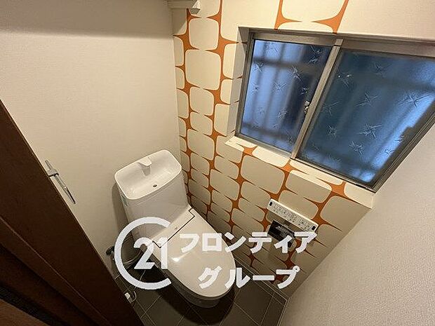 白を基調とした、清潔感のあるシンプルなデザインのトイレは洗浄便座付きです。
