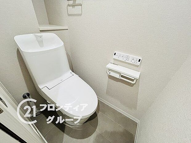 白を基調とした、清潔感のあるシンプルなデザインの水洗トイレは掃除が楽にできるため、清潔に保つことができます。