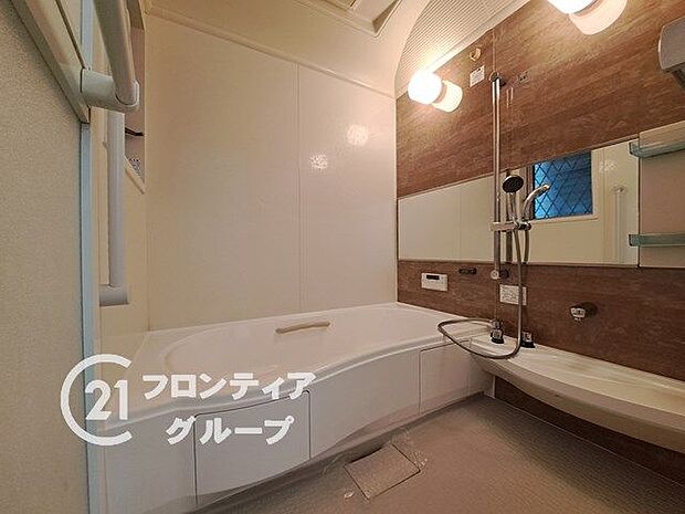 ゆったりサイズのシャワー付きバスルームです