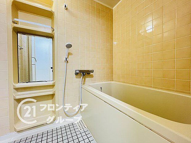 ゆったりサイズのシャワー付きバスルームです。