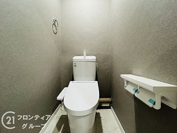 白を基調とした、清潔感のあるシンプルなデザインのトイレです。紙巻き器も2つあるので便利です