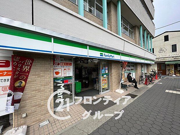 ファミリーマート甲子園口店 徒歩3分。 190m