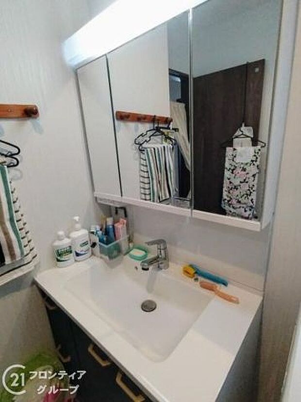朝の準備が楽にできる独立洗面台です。清潔感のある白で統一され、身支度やお風呂上がり、寝る前の準備などの際に嬉しい大きな鏡付きです。