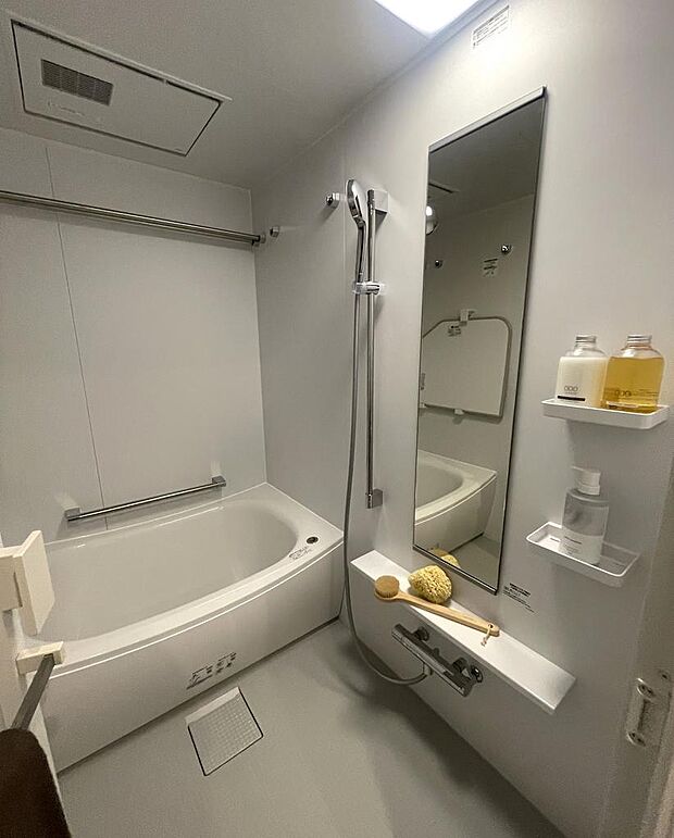 TOTOの浴室乾燥機付きユニットバス。1218サイズです。家具・シーリングライト・生活備品はモデルルーム用に設置しており、販売対象ではございません。