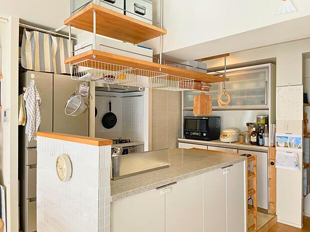 作業スペースを広々と確保でき、オープンな空間で料理を楽しめる、二型キッチンを採用されています。サイズは幅1770mm奥行き900mmです。