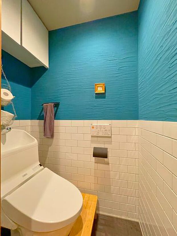 トイレの壁は、青色の珪藻土仕上げ。見た目にも爽やかで、湿気もたまりづらく、清潔に保つことができます。