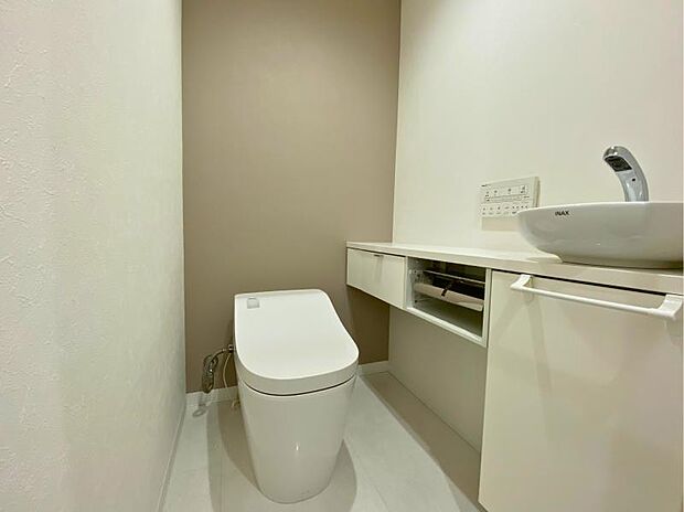 トイレのアクセントクロスも2024年2月に新規張替え。落ち着いた色合いを採用しました。