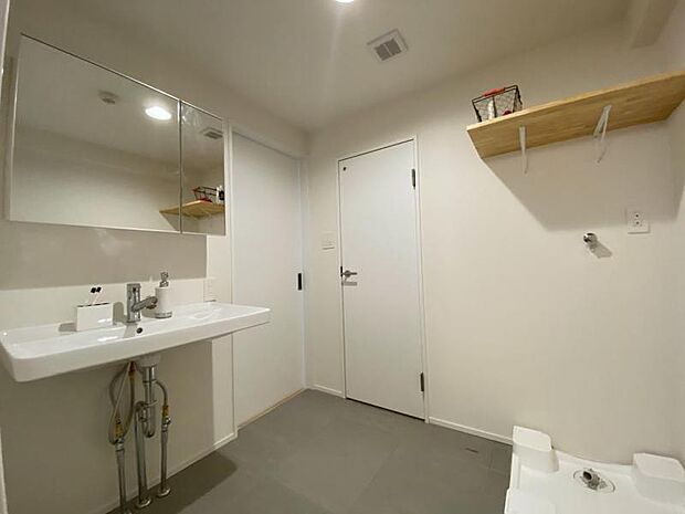 広々とした洗面脱衣室。キッチンと同じく、お掃除しやすい石目調フロアタイルを採用しています。