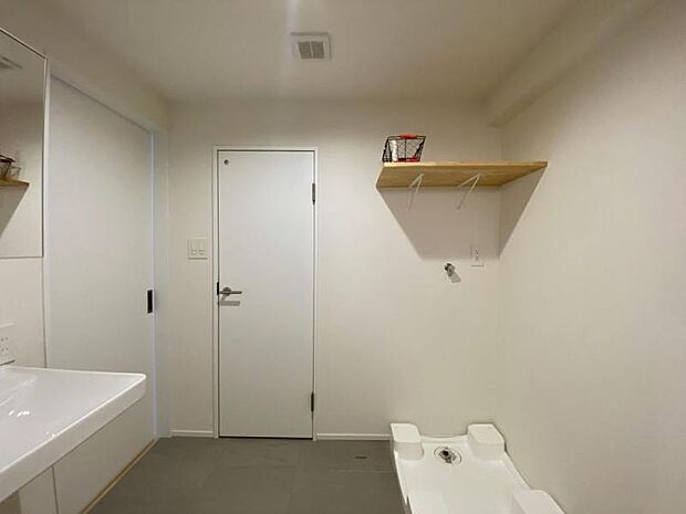収納は、洗濯機上の棚板と、ミラーの内側、トイレの中にもご用意し、すっきりと清潔感ある空間を保つことができます。