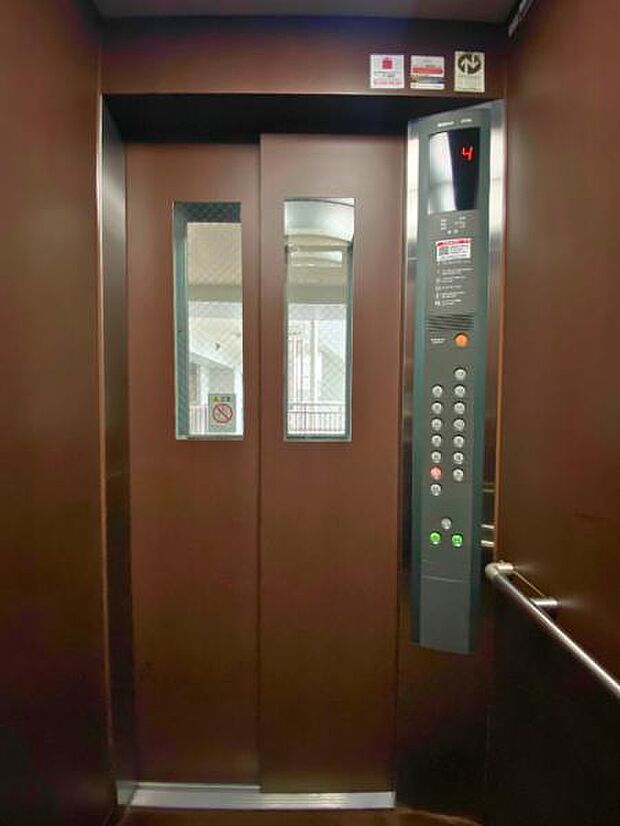 エレベーターは4基あるため、朝の混雑する時間でも〇