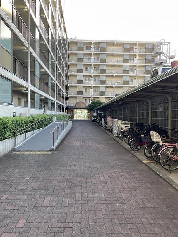 駐輪場は屋根付きのものになっており、安心して大切な自転車を保管できます。