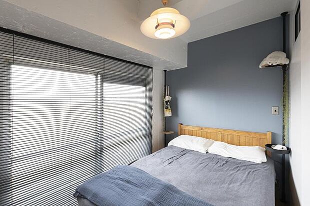 約3.3帖のダブルベッドがすっぽりと入るサイズ感のベッドルーム。L字にバルコニーがあるおかげで風通しが良く、湿気などの気にならない清潔感ある理想的な寝室です。