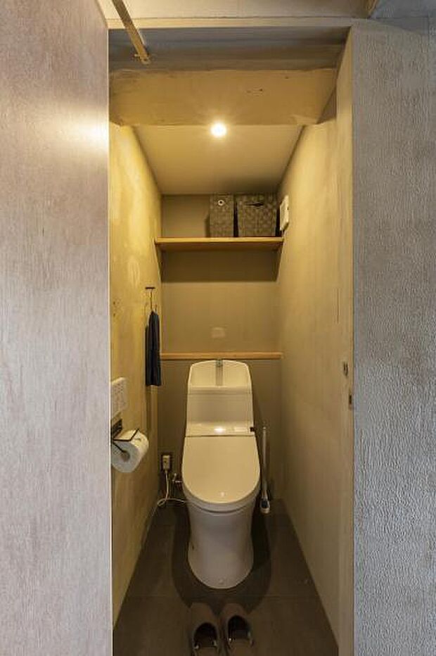 トイレは落ち着いたコンパクトな空間。トイレットペーパー等の収納場所として利用できるオープン収納付き。