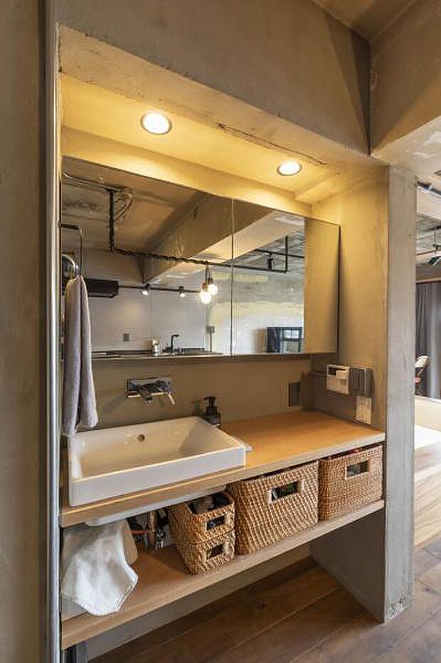 利用頻度の高い洗面台は、あえて廊下沿いに。作業スペースや収納を兼ね備え、利便性高い空間を作りました。