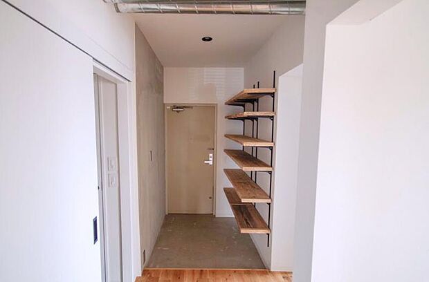 玄関は、お持ちの靴や荷物に合わせて棚の位置を変えられる可動棚がついています。