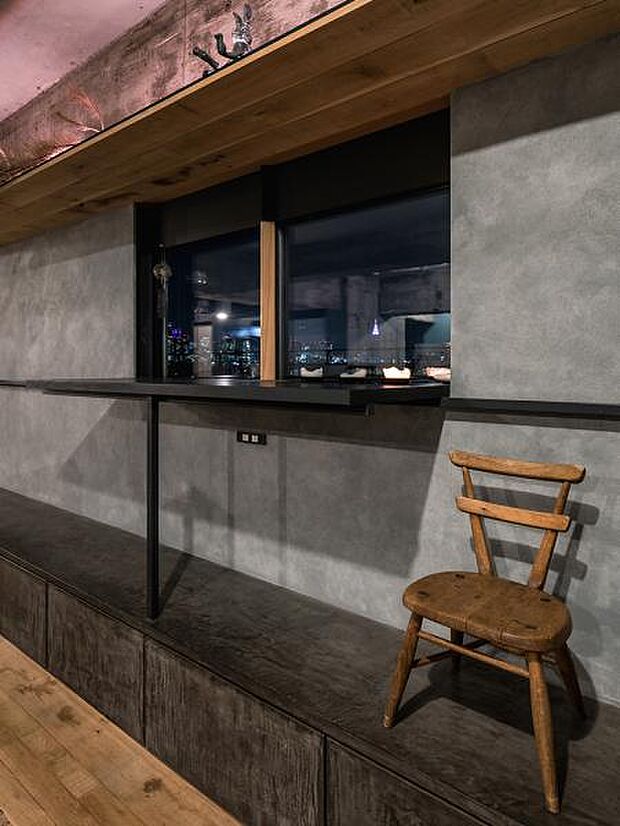 リビングの一角にあるスペース。床から一段あがったその場所にはテーブルが造り付けられており、ワークスペースとして活用したり、東京を一望できる眺めとともに、夜お酒を愉しむひと時を過ごすことが出来そうです