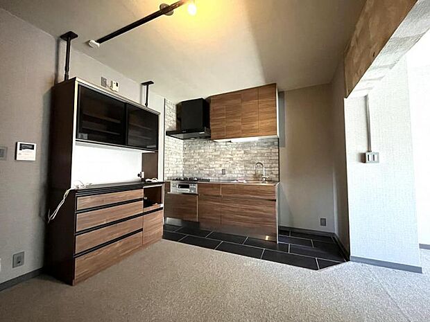 キッチンスペースは、木目調と、床材などに使用されているブラックの色合いで統一されています。