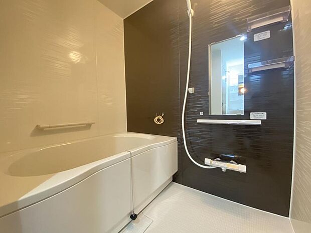 【リフォーム済】浴室写真。ハウステック製のユニットバスに新品交換しました。肌が直接触れる浴室が新しいのは、嬉しいですね。