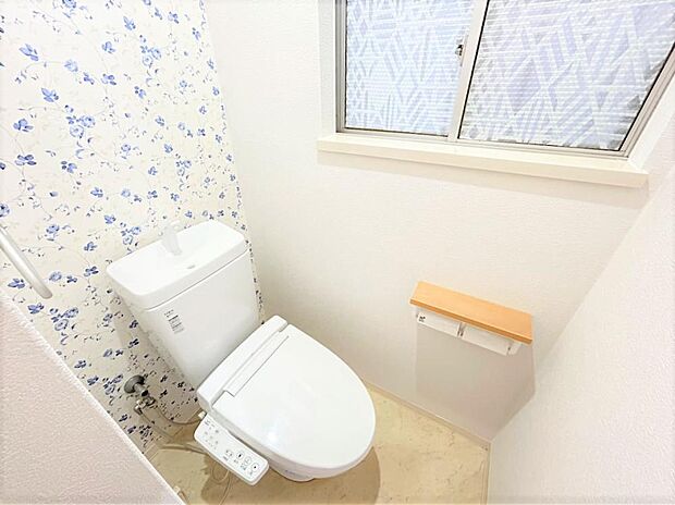 【現況】1階トイレ。温水洗浄、ウォシュレット付きです！