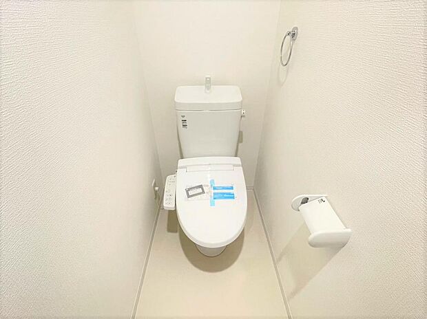 【同仕様写真】トイレはTOTO製の温水洗浄機機能付き便器に新品交換致します。
