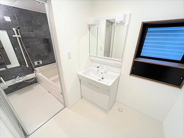 【同仕様写真】洗面化粧台はハウステック製の三面鏡のものに新品交換致します。