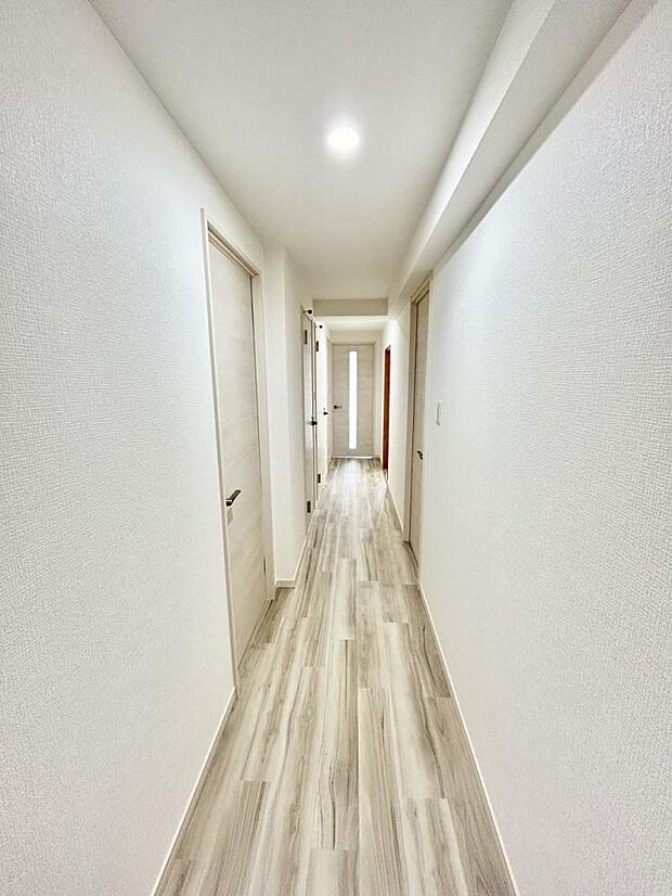 【リフォーム済】廊下はフロアタイル重ね張り、壁天井クロス張替え、ＬＥＤ照明器具新品交換致します。