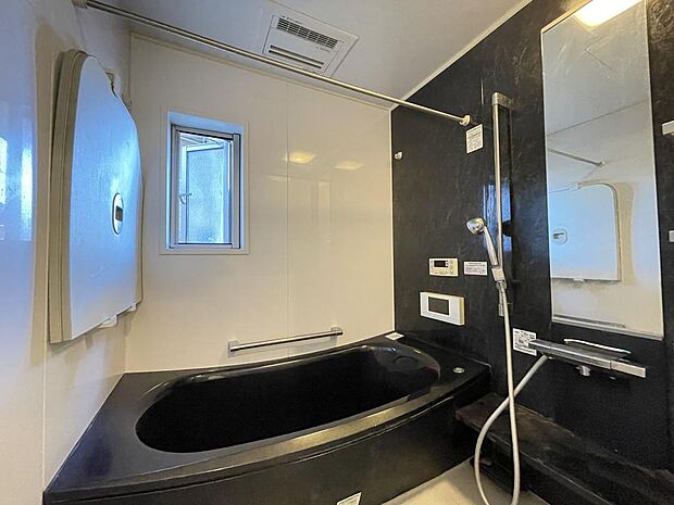 広々１坪タイプのゆったり浴室ユニットはテレビ付き。シックな色合いがおしゃれでうれしいですね。