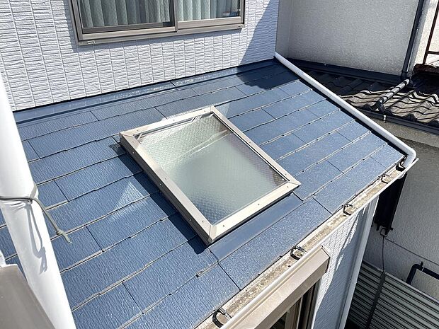リビング上の天窓部分の屋根です。屋根も塗り替えてあり、ピカピカです。