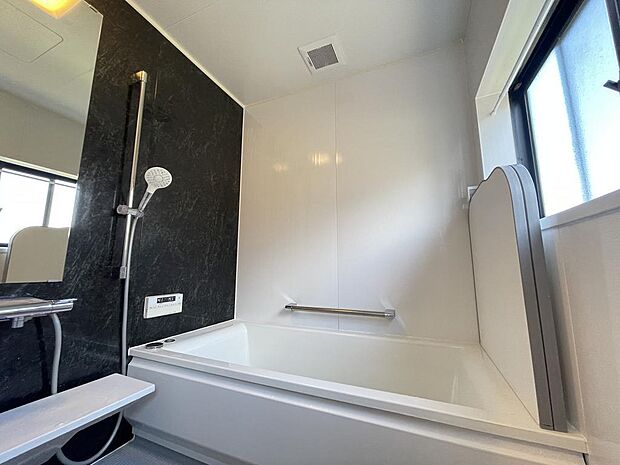 広々１坪タイプのゆったり浴室ユニット。大きな窓があり、換気性も良好ですね。