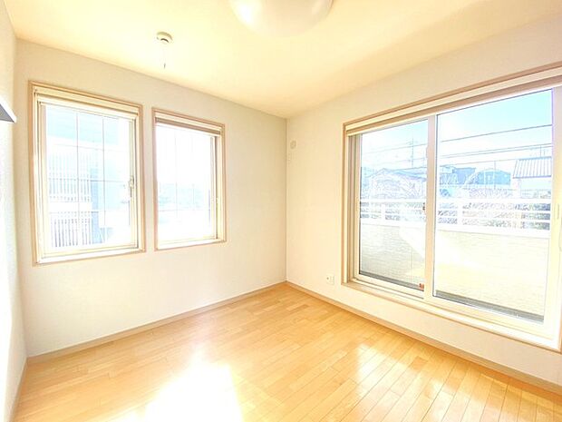 居室に窓が2ヶ所あるので、明るさの確保と、風の通り道ができることで換気のしやすいお家になっています。居室のドアを開けることなく空気が入れ替えられます。