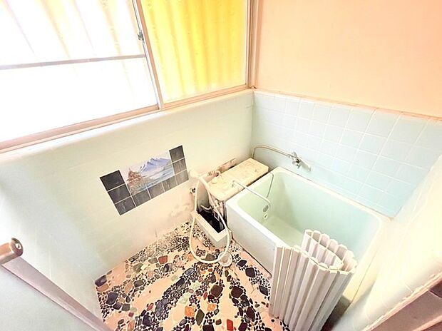 浴室には大きな窓があり、昼間なら電気をつけなくても明るい空間です。