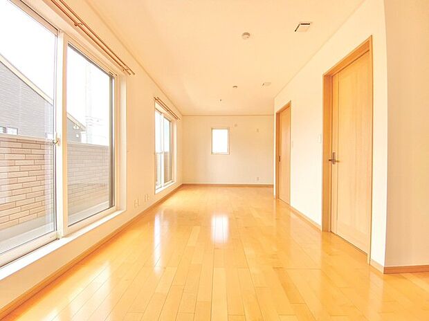 清潔感あるホワイトの壁紙と温もり溢れるカラーの床材が見事に調和した居室。毎日の生活を少しでも快適に過ごして頂ける様、飽きの来ない雰囲気が大切です！