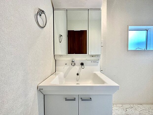 〜人気の三面鏡を採用〜 ・洗面台は三面鏡仕様なので鏡の角度を変える事で頭の後ろの方までご確認可能です。 ・鏡の裏が収納になっておりますので、洗面台周りもスッキリと片付きます。 