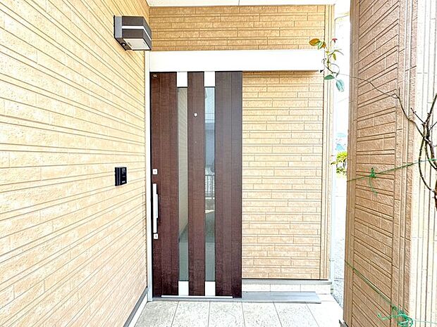 〜デザイン性に優れた玄関〜 ・モダンなデザインの玄関ドアを採用する事でお住まいの「顔」の印象が大きく変わります。 ・スライド式でバリアフリーな玄関ドアです。 