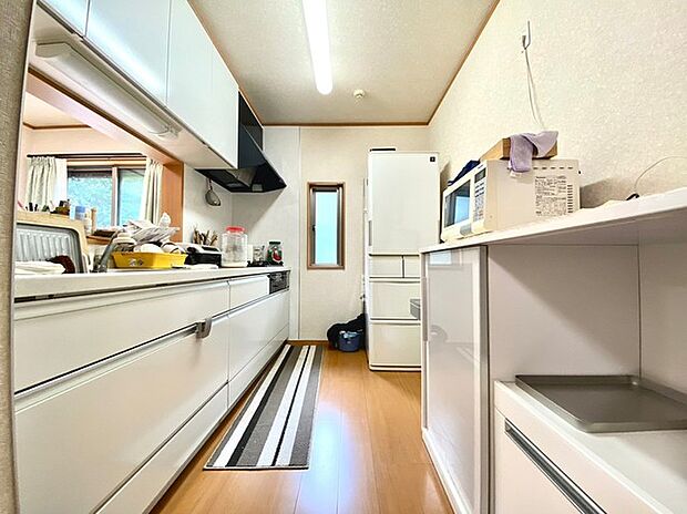 〜広々キッチンスペース〜 ・キッチンスペースは余裕のある広さとなっており、キッチン内のでのすれ違いも楽々。 ・お料理や洗い物がしやすい設計となっております。 