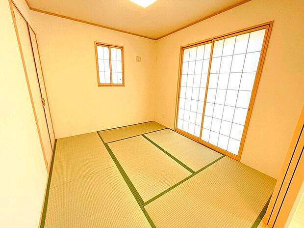 〜2面採光の明るいお部屋〜 ・和室は2面採光とする事で穏やかな陽の入る明るい空間となっております。 ・くつろぎのプライベート時間を明るい空間で穏やかにお過ごしいただけます。 